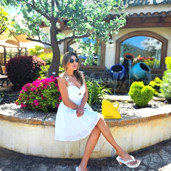 Elegant White Summer Dress - Picture 3 of 3